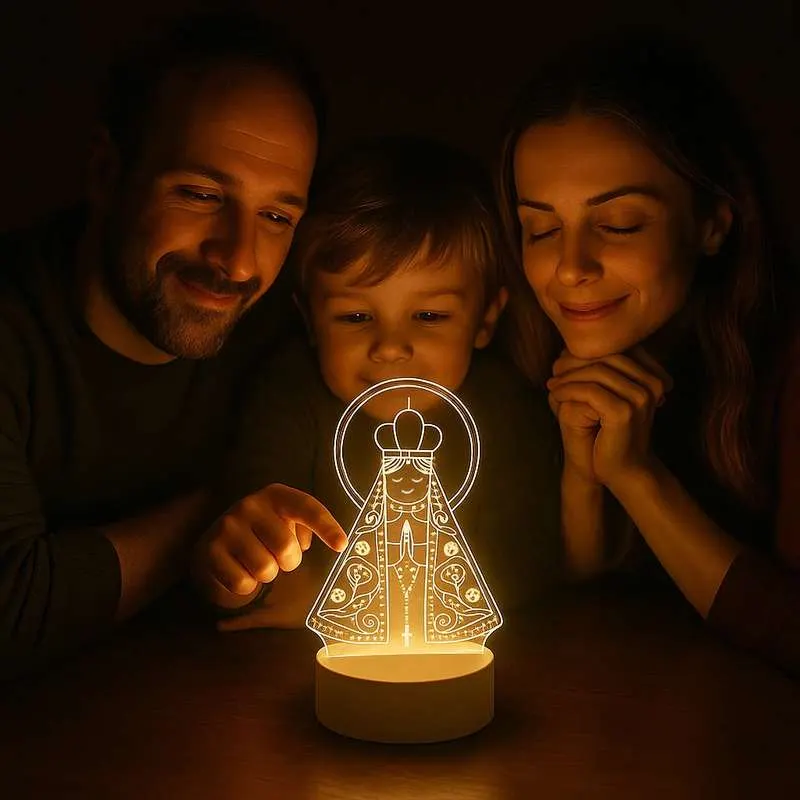 Família feliz com o abajur aceso no escuro