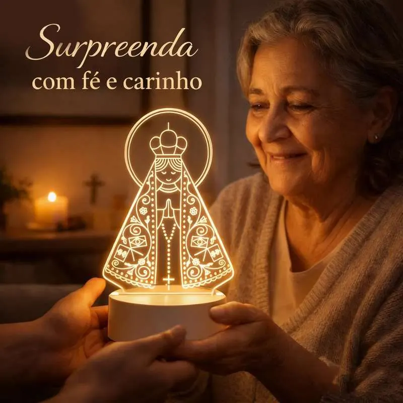 Senhora idosa sorridente segurando a luminária acesa